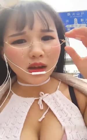 高顔值大奶短發妹子跳蛋塞逼逼戶外到處閑逛路邊嬌喘勾引商城廁所尿尿很是誘惑喜歡不要錯過