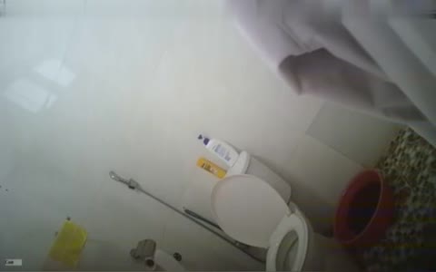 浴室偷放摄像头偷拍女友的闺蜜洗澡拿着个洗刷刷洗泡沫浴