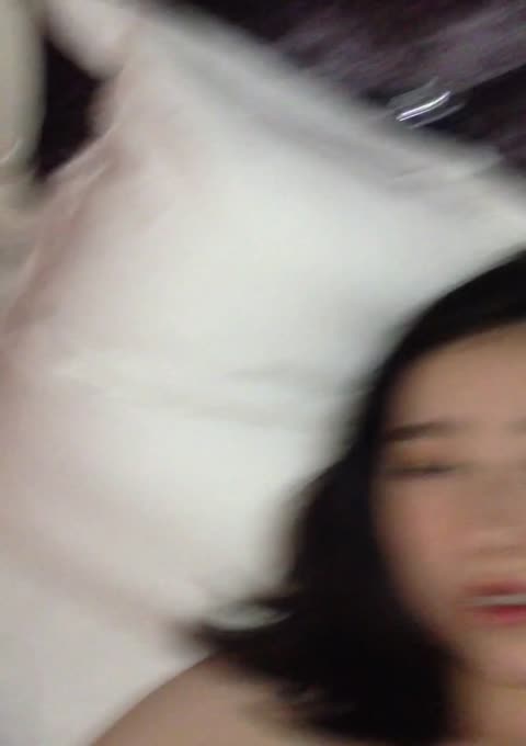 约黑丝美少妇到酒店打炮，被干到眼神迷离呻吟声渐渐开始迷骚，哼哼的浪喘！