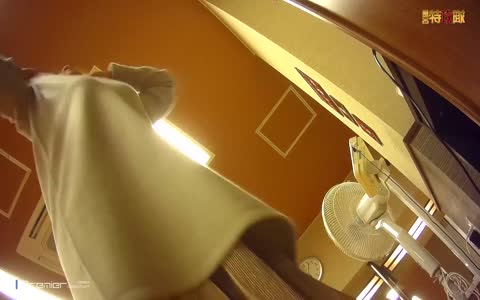 盗站新流出女偷拍客潜入某高校浴室更衣室近距离偷拍女同学的美丽胴体