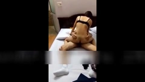 目睹老婆与单男舌吻内射全过程