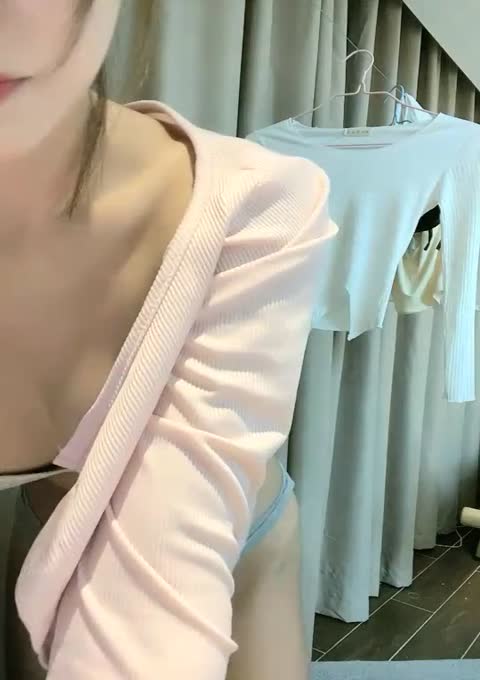阿巴阿巴高颜值美女脱下内衣揉捏奶子苗条身材椅子上张开双腿玻璃棒抽插浴室洗澡湿身