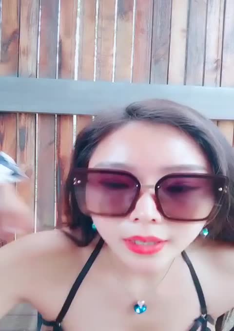 最强户外勾搭美娇娘景区凉亭情趣诱惑勾引幸运大叔例假刚过急需肉棒爆菊口爆吞精全是拿手绝活