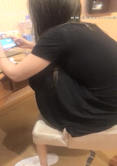 2020.7.10，广东壮汉的私家小萝莉，【初下海00后女神】首场就在酒店连干两炮，少女身材玲珑有致水多粉嫩，臣服于大屌之下不可自拔，高清源码录制