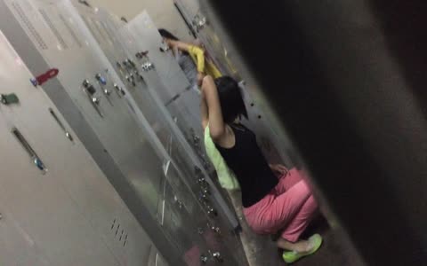 胆大包天牛人某艺术培训班偸拍女学员上课练舞更衣间换衣卫生间嘘嘘妹子像个处女尿尿一条线
