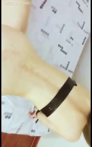 身材这么棒又这么漂亮的小女友，再让她穿上黑丝女仆装，太会玩了，小穴粉得过分了