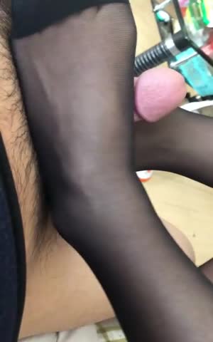 河南会玩的年轻夫妻，客厅穿着情趣黑丝足交，方言也不太听得懂，貌似挺开心欢乐的！