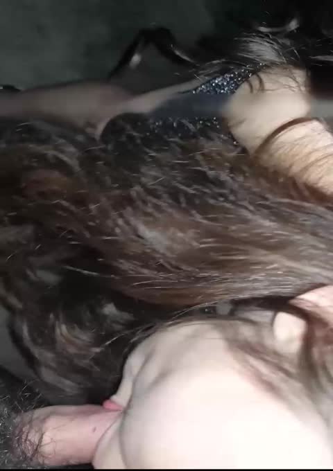 忘了帶鑰匙，索性暴露一下就在門口玩玩。大膽露出內心卻渴望被人發現，甚至想被狠人推開強幹一番