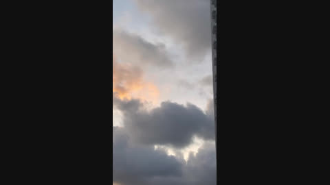 在朝霞的照耀下尽情放纵
