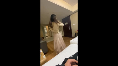 [原创] 少妇匆忙逃离现场！下班路过偷情 老公突然提前到家 赶紧跑！