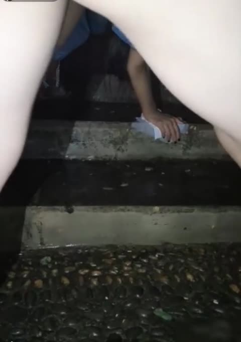 逍遙龍哥和老鐵半夜驅車到郊外公園和白虎小太妹戶外3P對白精彩