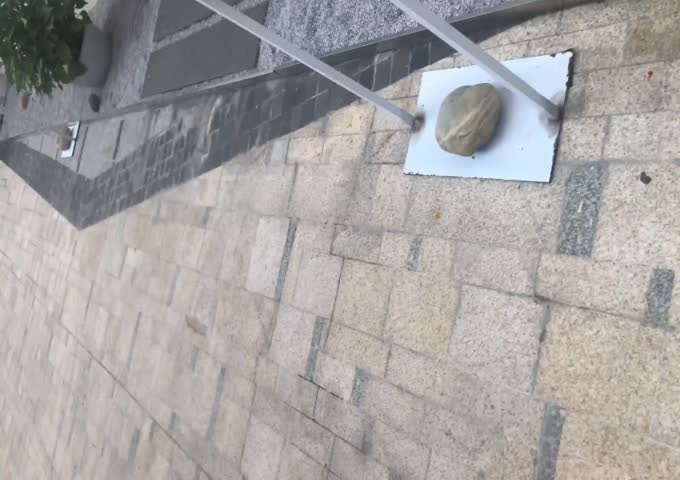 万达广场牛逼大神专门挑年轻漂亮气质美眉下手拍露脸全身再拍方便时私处特写发现一位无毛一线天极品逼