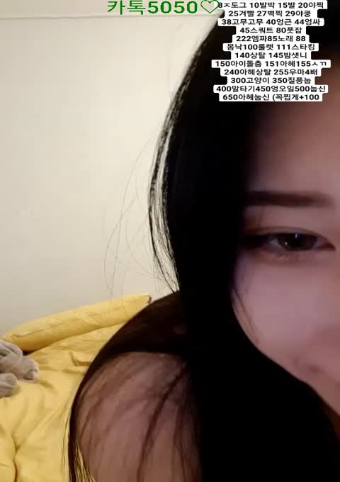 红唇烈焰苗条身材妹子找个道具玩足交
