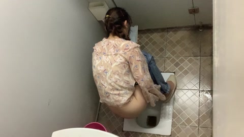 厕拍牛人潜入某高校女厕 多角度偷拍美女尿尿 牛仔裤花衬衫 美女屁股真白
