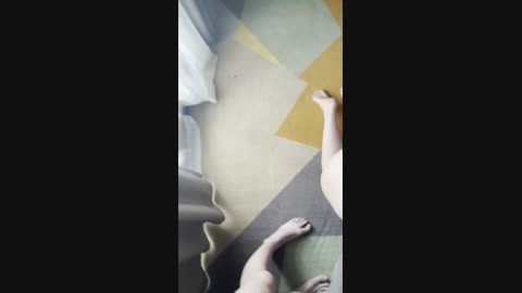 广州少妇打电话趴窗户上后入 露出 刺激 找人3P