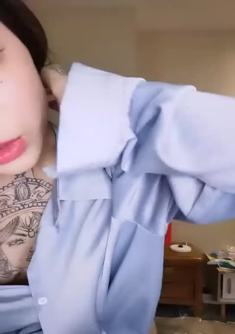 娇小身材漂亮妹子和炮友啪啪，拉着手后入翘臀猛操最后内射