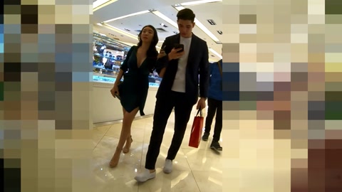 名门夜宴CD系列商场偷拍几个模特级别美女裙底风光 小姐姐弯腰试口红白窄内露毛