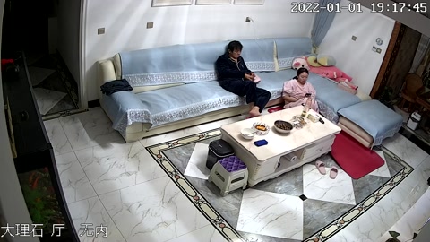 黑客破解家庭网络摄像头偷拍大叔吃完橘子仔细给漂亮媳妇的逼清洁一下在客厅的沙发上啪啪