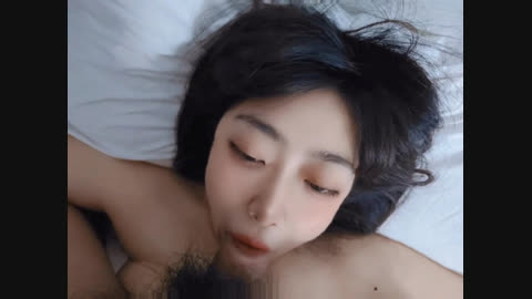 首次露脸！小骚货被暴力插嘴！射完吞精