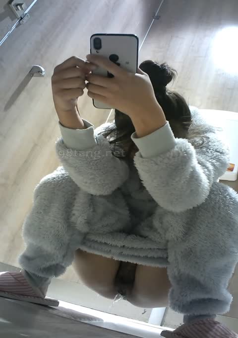 商场女厕全景偷拍美女尿尿穿着睡衣拖鞋居然出现在商场厕所