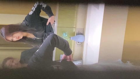 商场女厕偷拍 很漂亮的长发美女 被男友舔多了BB有点黑