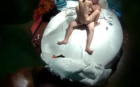 賓館偷裝攝像頭盜攝男女開房打炮女主身子瘦但是性欲強打完一炮給男的口硬再來一炮