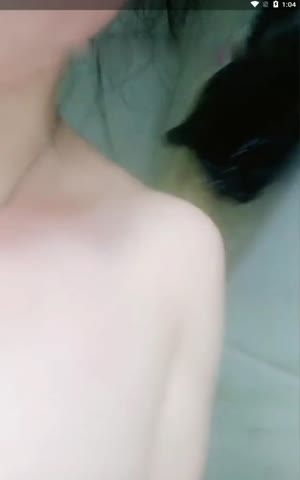 苗條美女主播露臉直播送貨上門到網友出租屋口交無套女上位操得如癡如狂