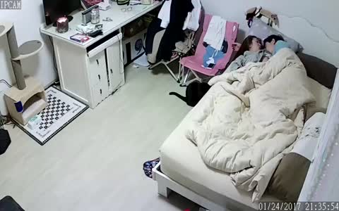 黑客破解家庭攝像頭監控喜歡用老婆化樁品的花美男和逼毛非常性感的媳婦啪啪