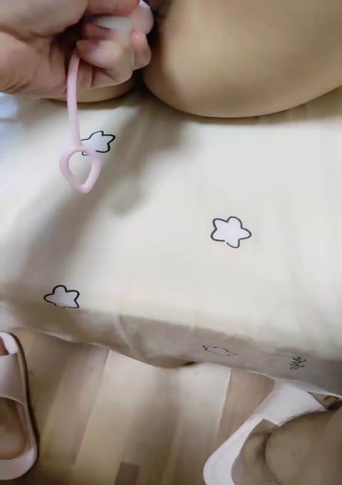 粉色背心贫乳气质美女大长腿脱下牛仔短裤摸逼抬腿第一视角抽插被操的高潮脚指头多抓紧