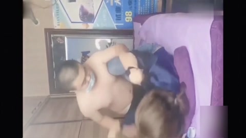 这老哥真牛逼绝对真实强强按摩店老板娘 她老公在门外