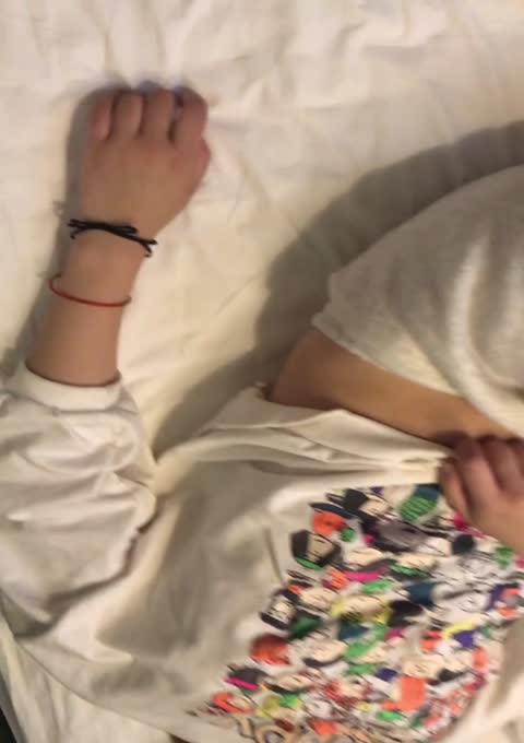 MJ迷倒01年可爱妹子跟她闺蜜玩脸翻眼玩脚，乳头粉嫩，青春胴体，高清1080P，附图21P