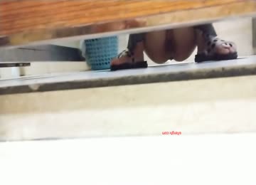 最新厕拍大神跟踪拍脸系列1打扮很时尚的妹子逼美人更美