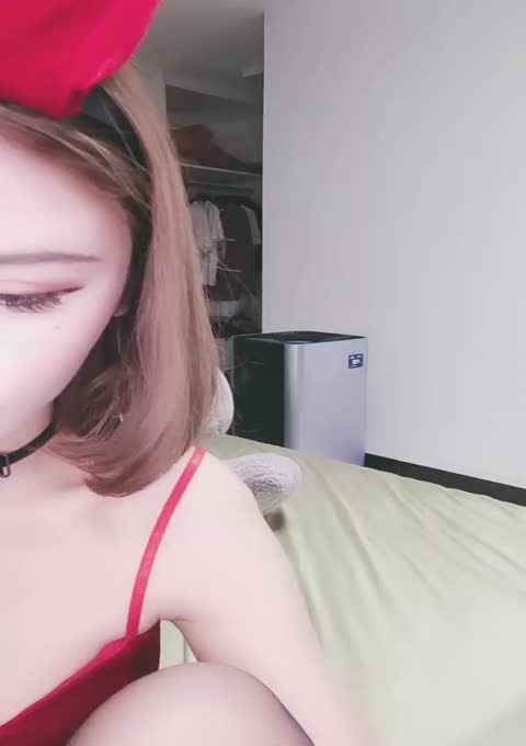红色吊带兔女郎装扮网红妹子黑丝自慰诱惑，翘臀肥逼双指夹住揉捏，拿出假屌摩擦逼逼插入，近距离特写非常诱人