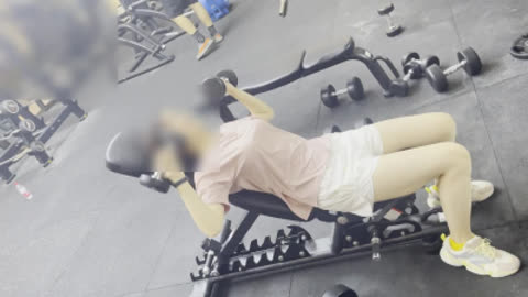 [原创] 少妇嚎啕大哭！！健身房骚逼车上口完带去酒店干！！