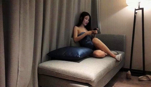 深夜场性感黑丝长腿妹子加钟再来一炮，口交舔弄床边掰穴后入
