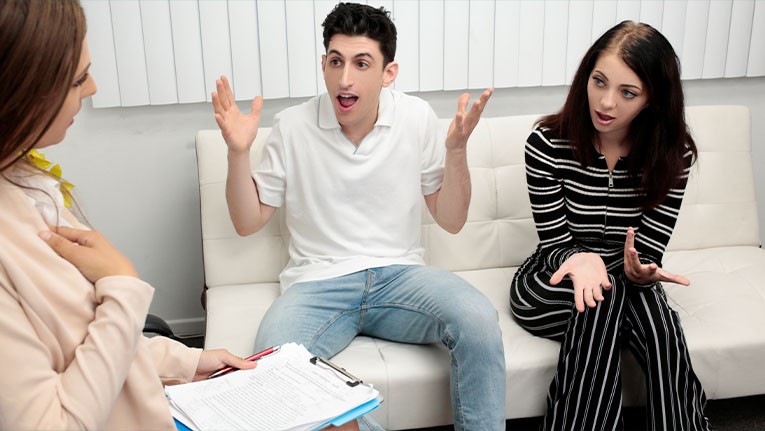 【原档首发】Stepsiblings Corra 和 Nick 与 Kenzie 博士进行了一次治疗，他们讨论了他们的亲密程度