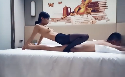 约到长腿妹子，穿上黑丝袜后帮乳推舔菊，再大力猛操让她呻吟娇喘