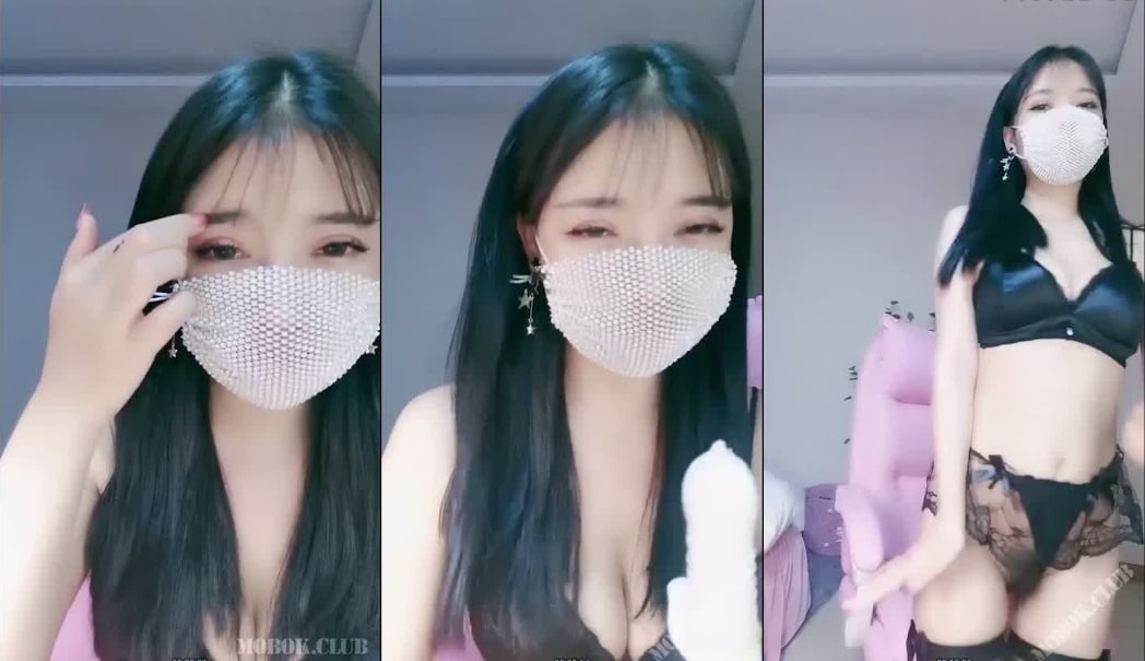 大眼睛氣質美女,戴個口罩,今天訂個小目標,要噴更多的水,黃瓜拿來當老公