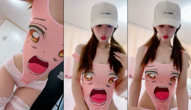 女神 ！女神 ！鸭舌帽美少女 ，双马尾死库水 ，坚挺美乳粉嫩 ，脱光多毛粉穴特写 ，揉搓手指扣弄