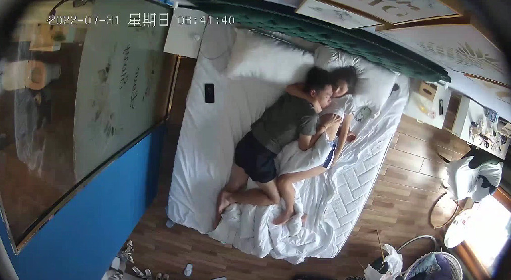 2022-7-30-31最新偷拍酒店安防摄像头偷拍 两对情侣开房体贴好丈夫给媳妇刮逼毛