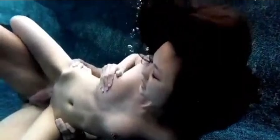 水下做爱，很省力 。