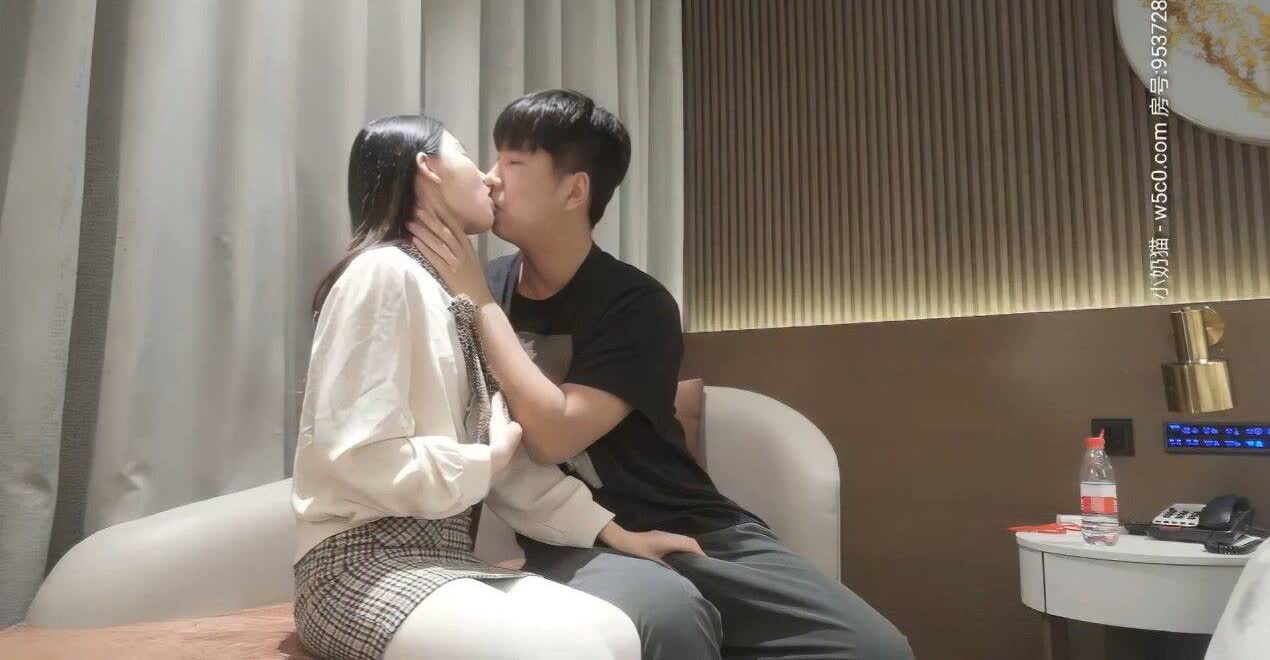 【精品探花】3000约操高端外围小姐姐，可爱邻家美女，乖巧温柔身材好，沙发调情床上激战