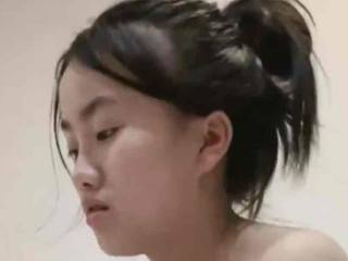 最近约的清纯嫩妹妹,掰小穴有点害羞,扶屌磨蹭小穴,洗手台上操逼