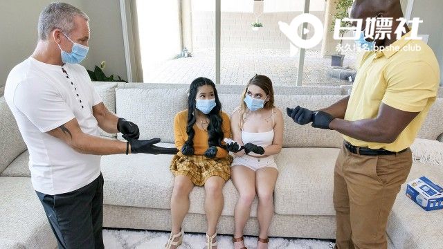 继女 Sera Ryder 和 Alona Bloom 为继父们打造新鲜干净的阴户 - DaughterSwap