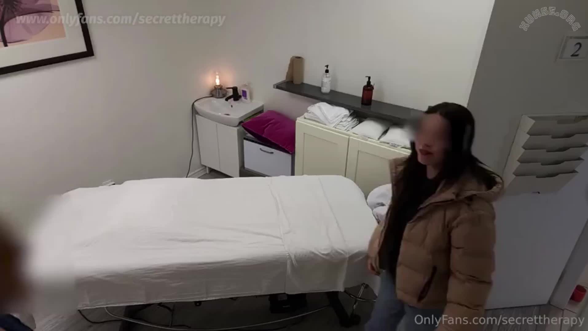 女性私密按摩师【SecretTherapy】上一次假意推辞说有男朋友的日本小妞被操爽后现在自己送上门求操还被内射
