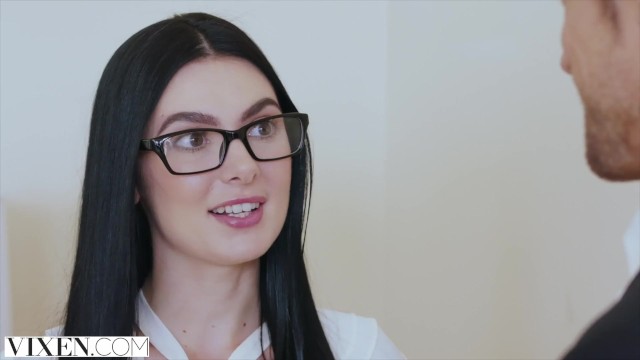 热辣的博物馆女员工和艺术家做爱