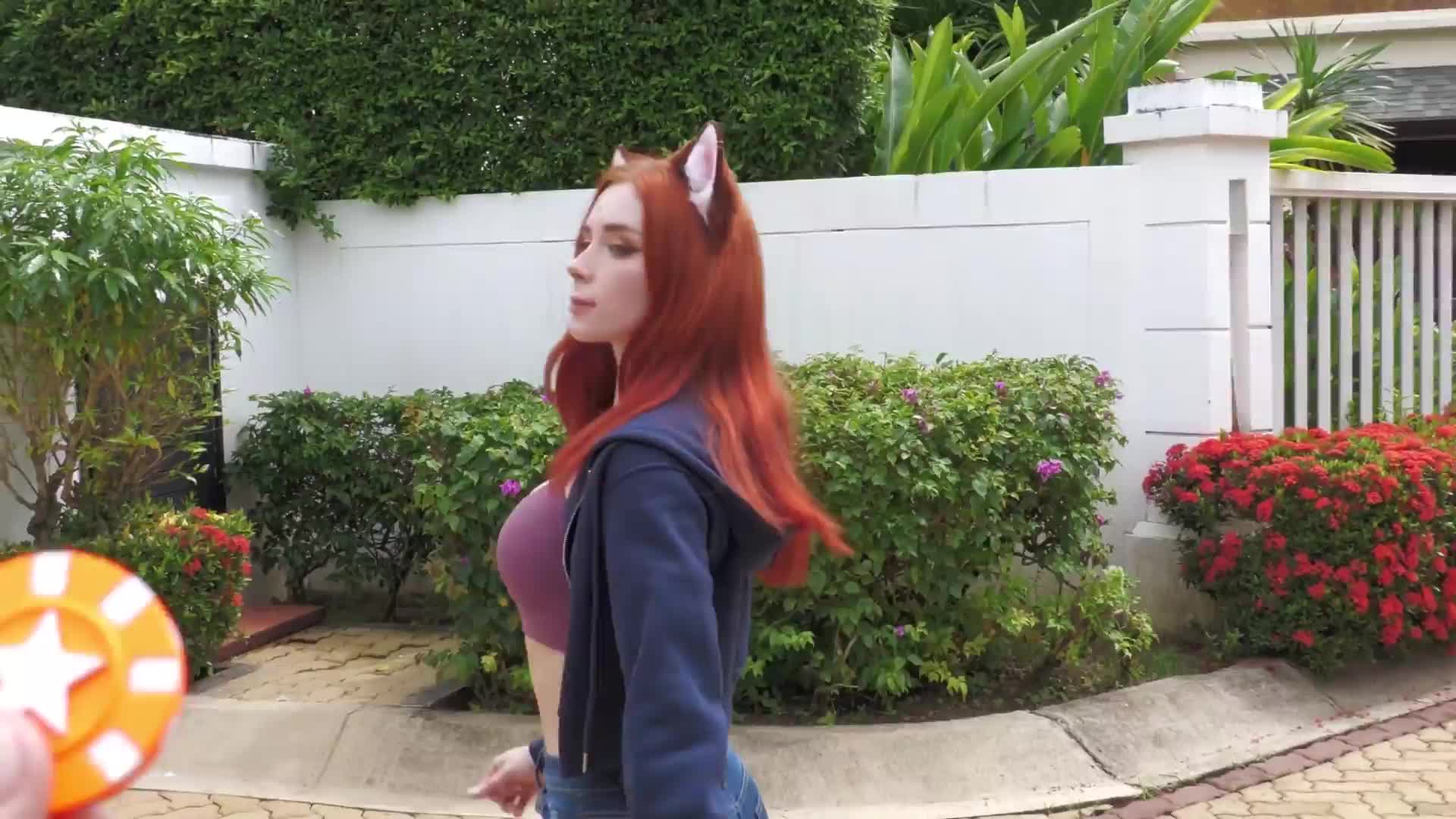网红福利姬毛子美女Cosplay【Sweetie_Fox】甜美小狐狸户外公开挑逗脱光，只剩比基尼！引诱男人进屋后被狂操粗暴多体位，骚穴被灌满浓精.