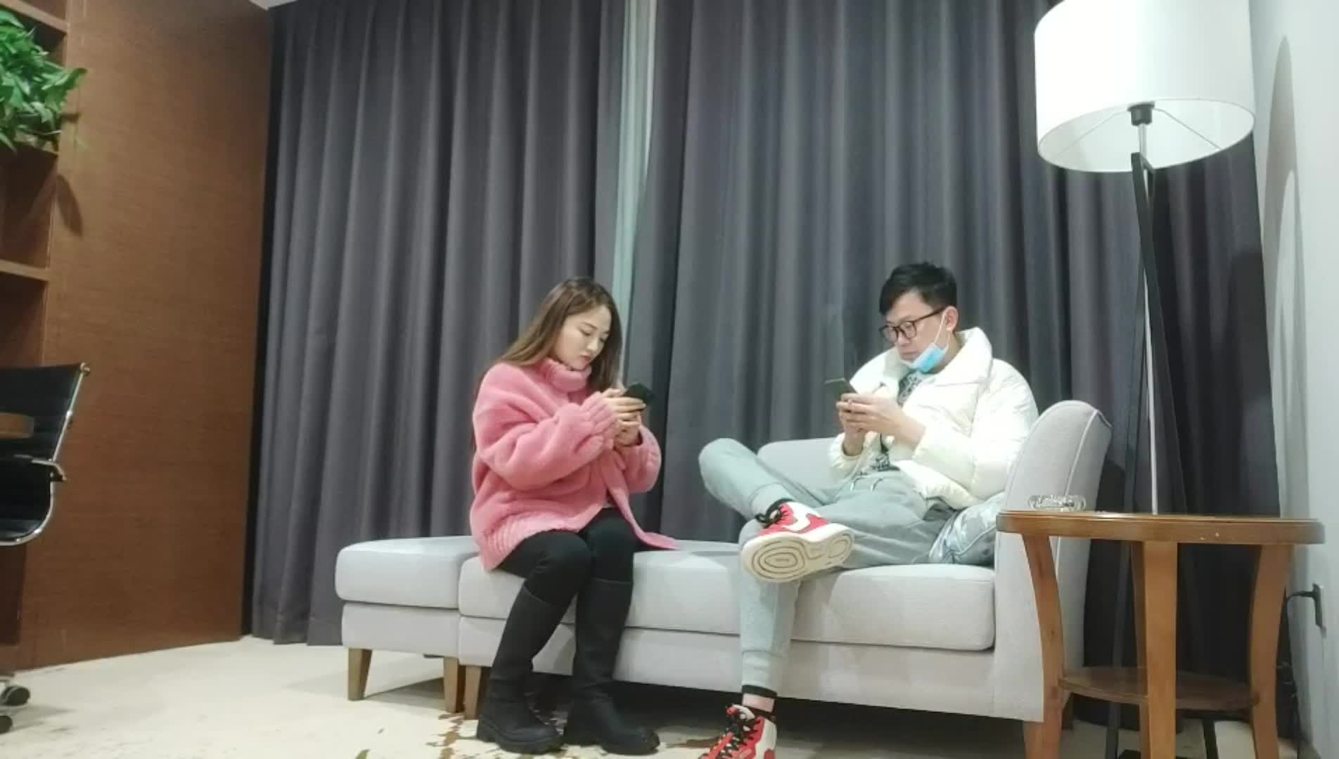 【子轩探花】粉衣甜美系小妹，新视角沙发上操，美女换上睡衣黑丝，大屁股骑乘站立后入