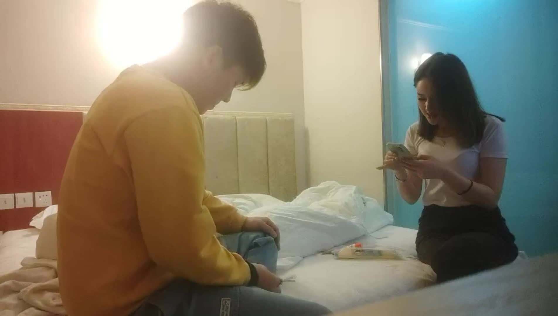 【冒险雷探花】圆脸甜美小姐姐，坐在身上有点羞涩，掏出JB一顿吸骚起来