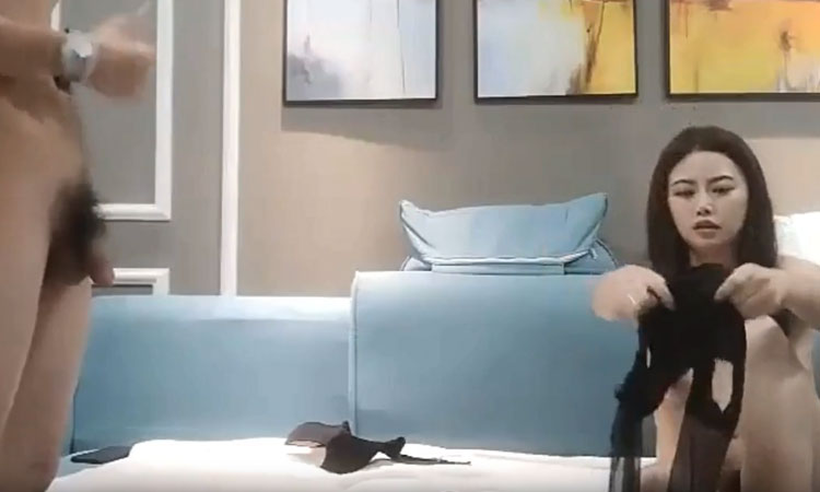 妹子换上开档丝袜沙发上啪啪,两只大奶不停晃动。